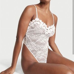 NWT Victoria’s Secret Floral Embroidery Lace Teddy, Medium